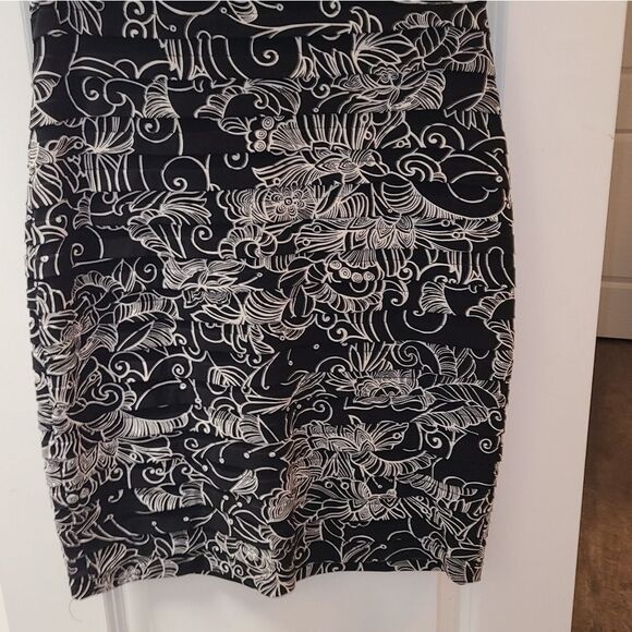 London Times Tiered Stretch Contrast Floral Sheath Dress - Picture 4 of 9